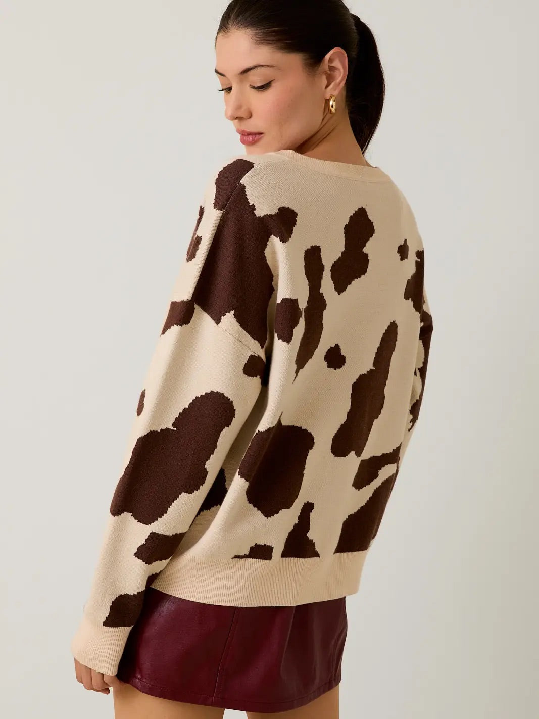 V NECK COW PRINT
