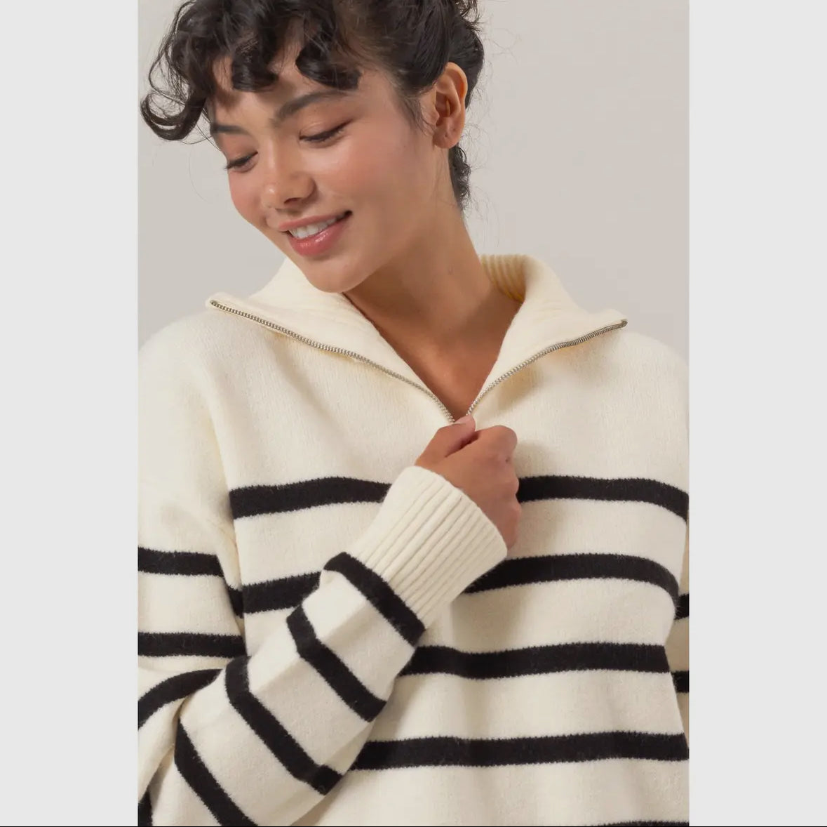 Drop Shoulder Half
Zip Sweater cream/black